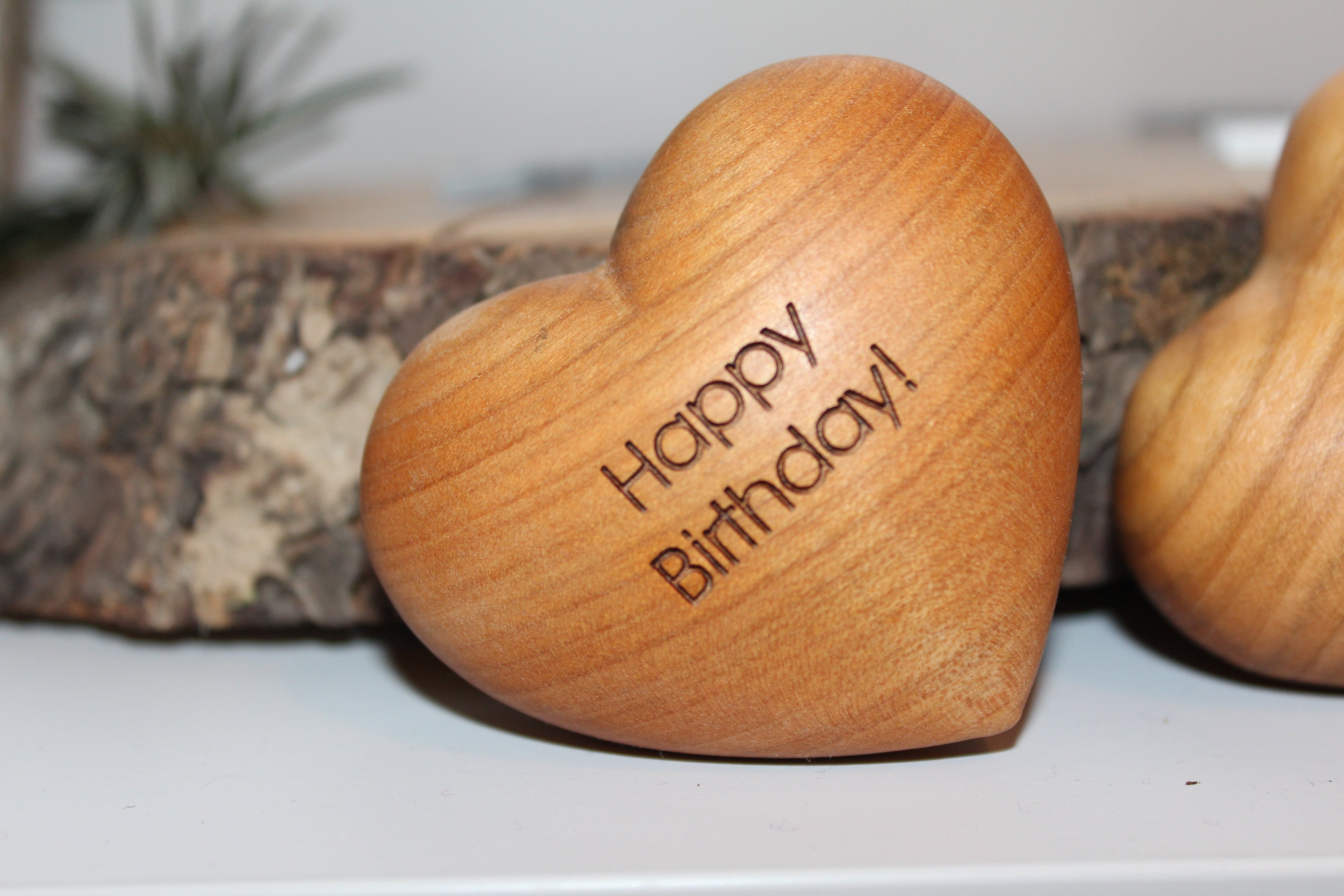 Thankgoods Holzherz Happy Birthday! als Geschenk zum Geburstag.
